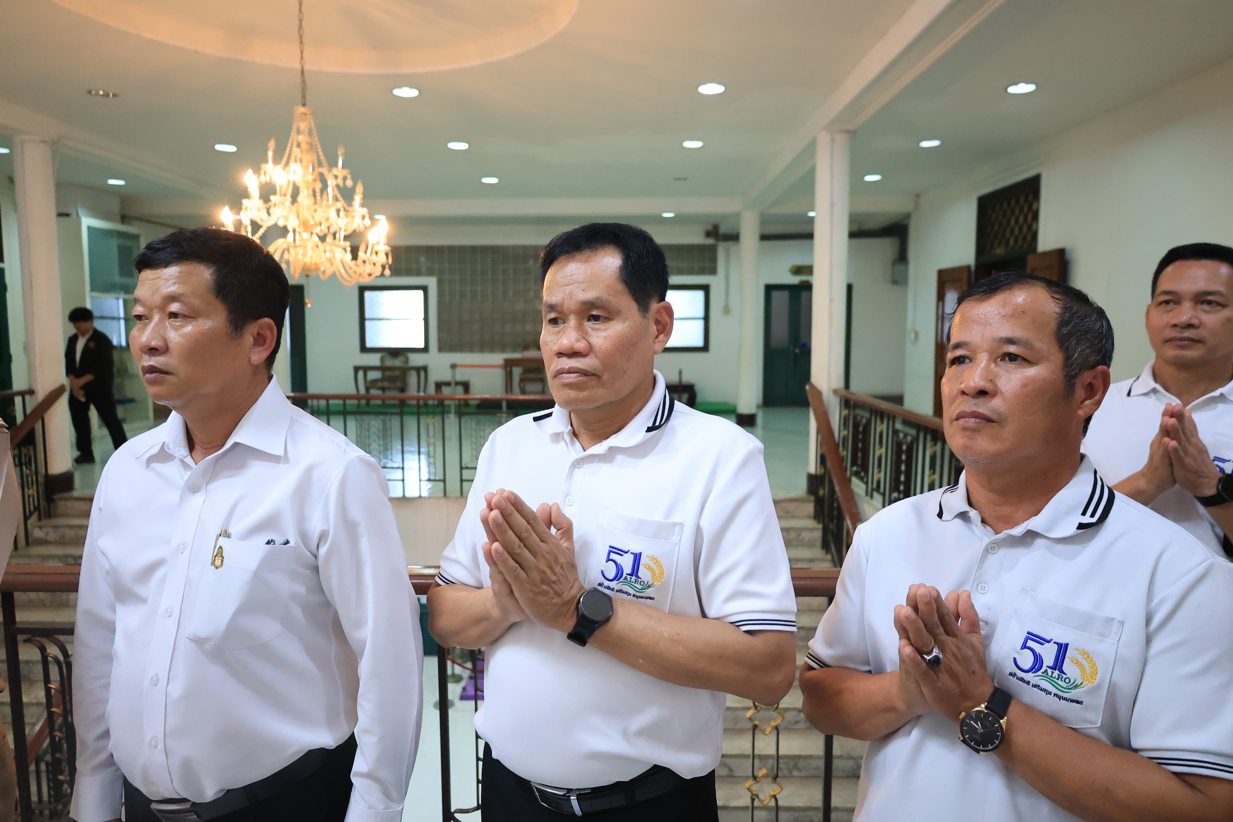 title - เลขาธิการ ส.ป.ก. และผู้เกษียณอายุราชการ สักการะสิ่งศักดิ์สิทธิ์ประจำ กระทรวงเกษตรและสหกรณ์ และ สำนักงานการปฏิรูปที่ดินเพื่อเกษตรกรรม เนื่องในโอกาสเกษียณอายุราชการ